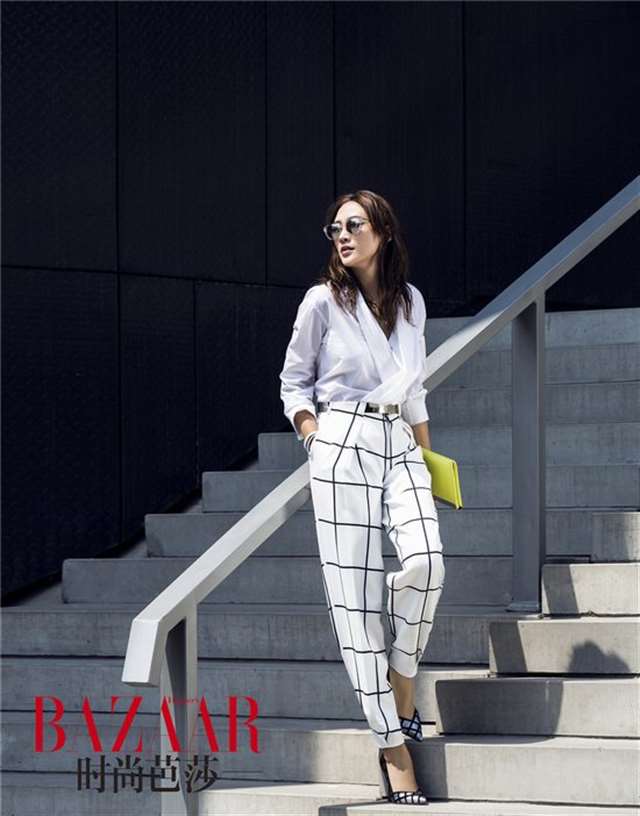 应采儿街拍玩转金色混搭 彰显热辣熟女气场