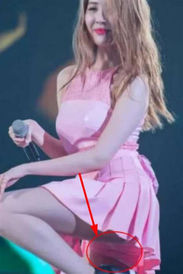 她高抬腿公开挑战粉丝承受力,网友:茂密黑森林?