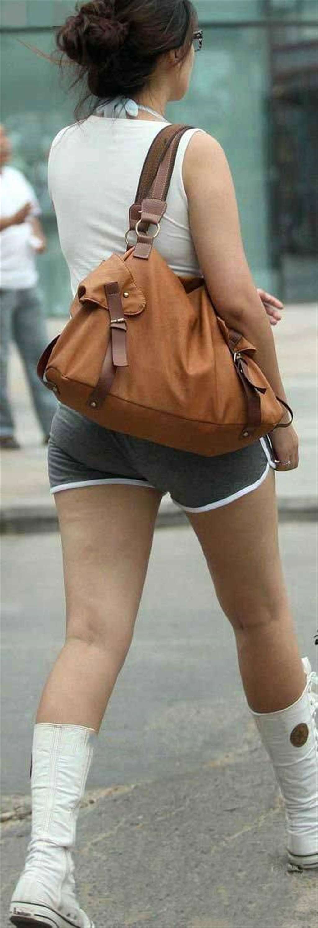 街拍:运动短裤熟妇 成熟的女人味道!