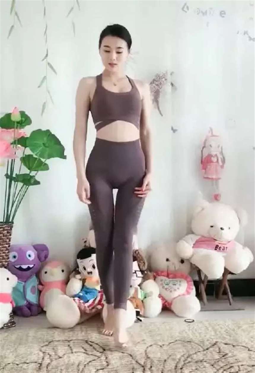 教瑜伽的小老师穿上瑜伽裤大秀完美s身形网友在哪我去报名