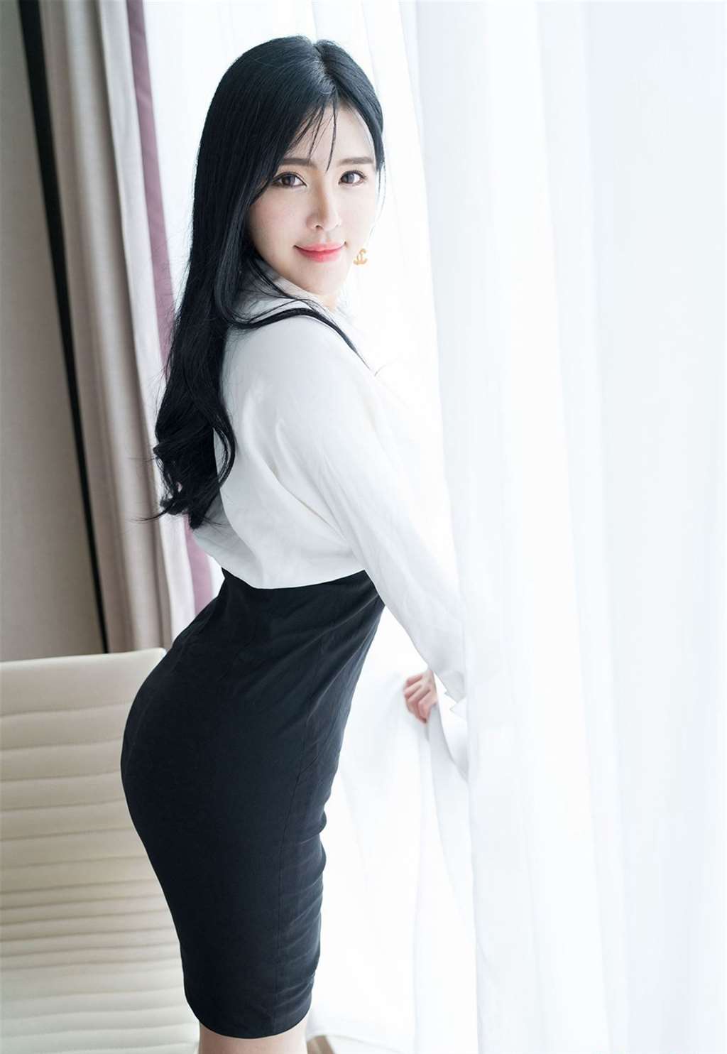 极品女教师办公室制服美腿酥胸香艳写真