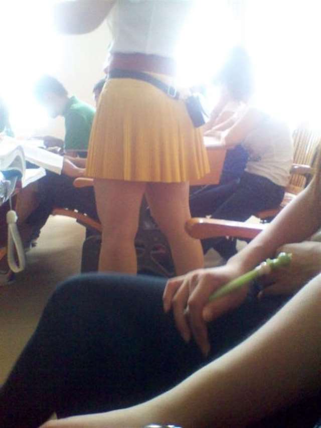 某大学老师上课时的穿着