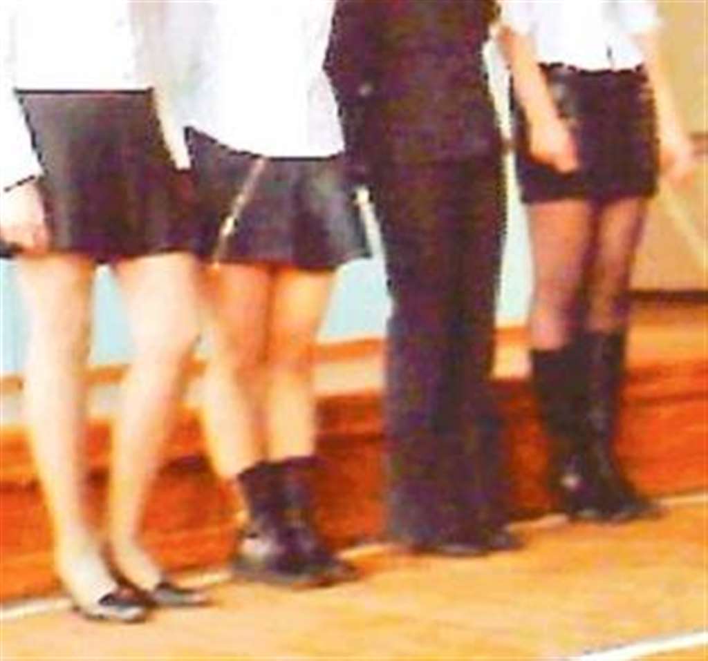 虽然要别人称呼自己为俞亮老师,但在师兄长辈面前还是怪人模人样的