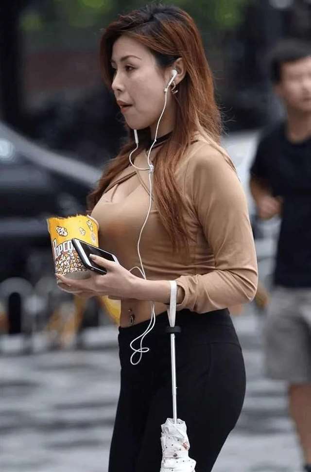 谁说中国人就没有s型身材?街拍蜂腰翘臀紧身黑裤少妇