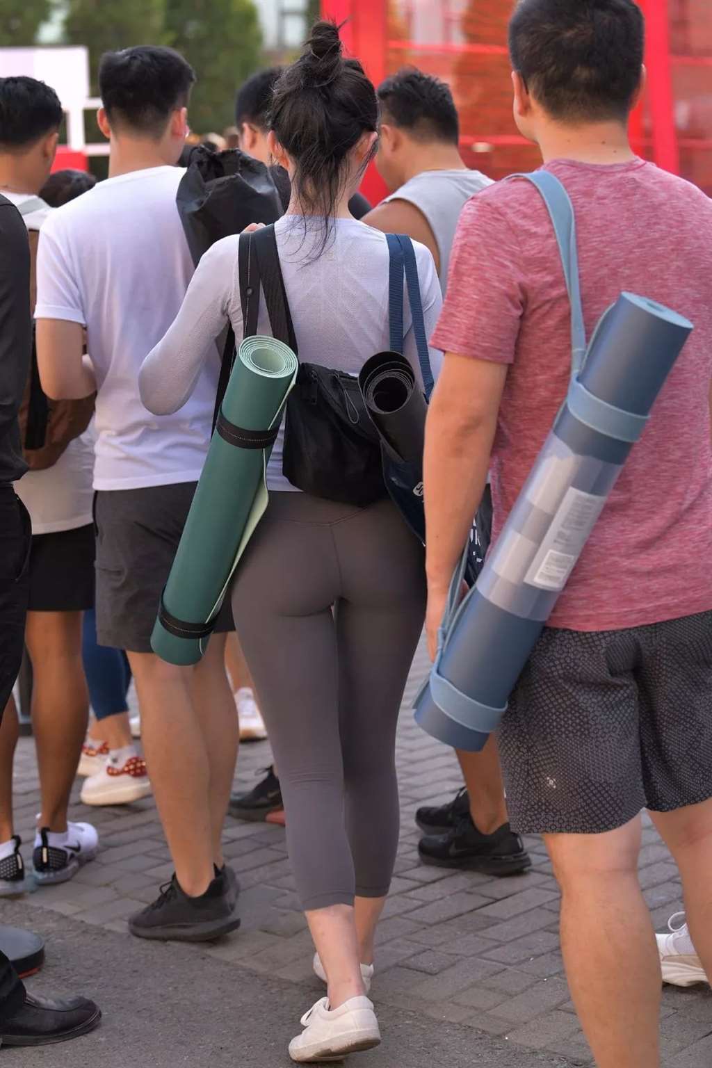 长得俏丽好看,身材苗条的性感翘臀美女