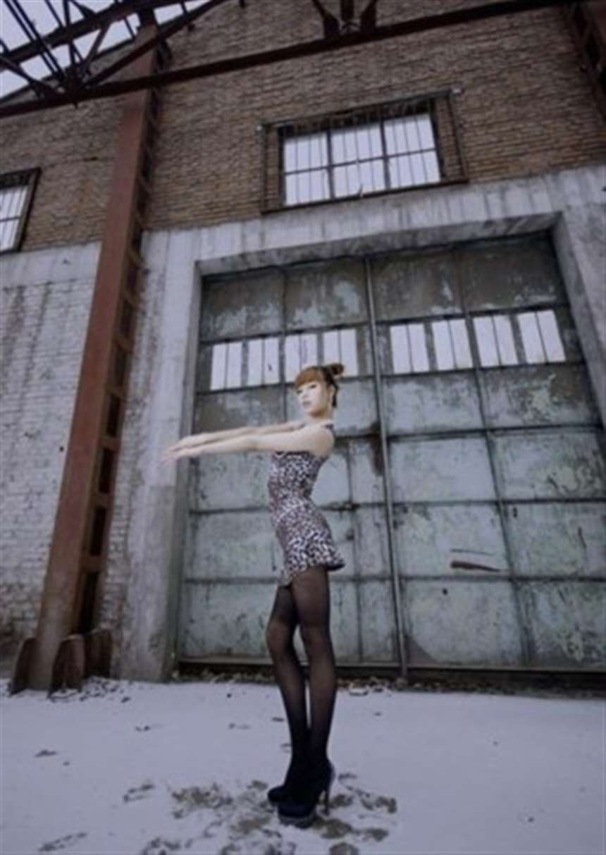 时尚印花包臀裙,纤腰翘臀脱稚气,尽显优雅迷人臀部