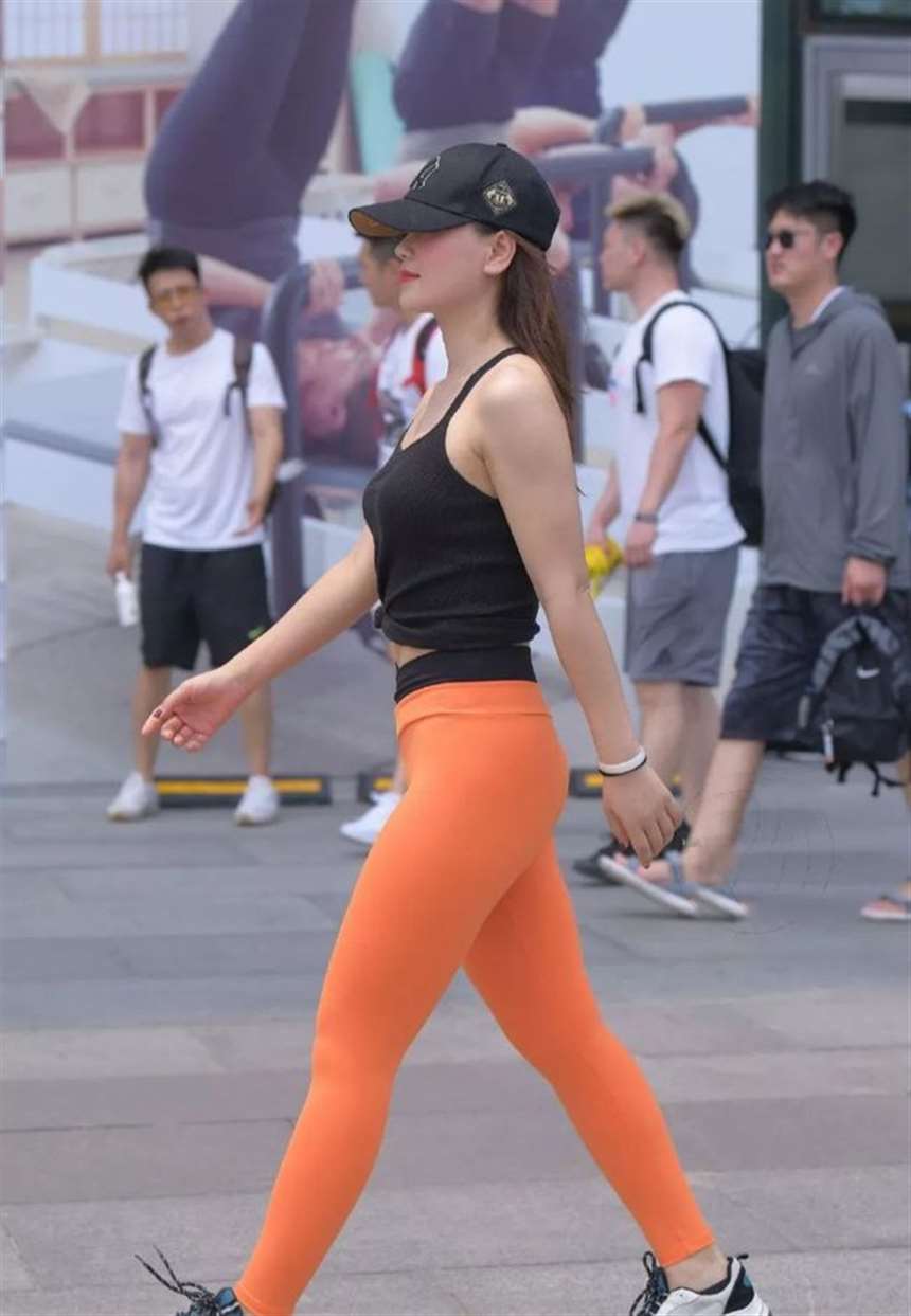身材超棒的瑜伽裤美女美臀丰满双腿修长尽显少妇的性感韵味