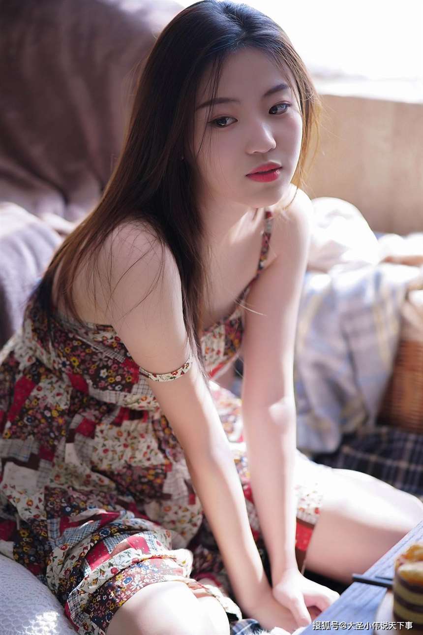 美女写真:小姐姐穿吊带碎花裙,在家性感诱人自拍
