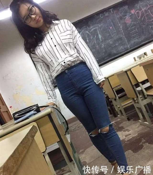 微胖风韵女教师白色条纹衬衣搭配一件紧身牛仔裤,风韵