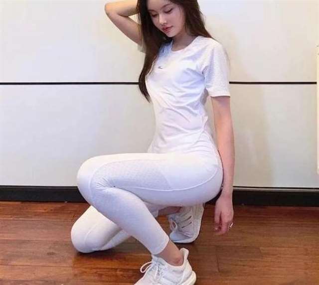 90后广东女教师,成功塑造迷人身材,网友:期待上她课