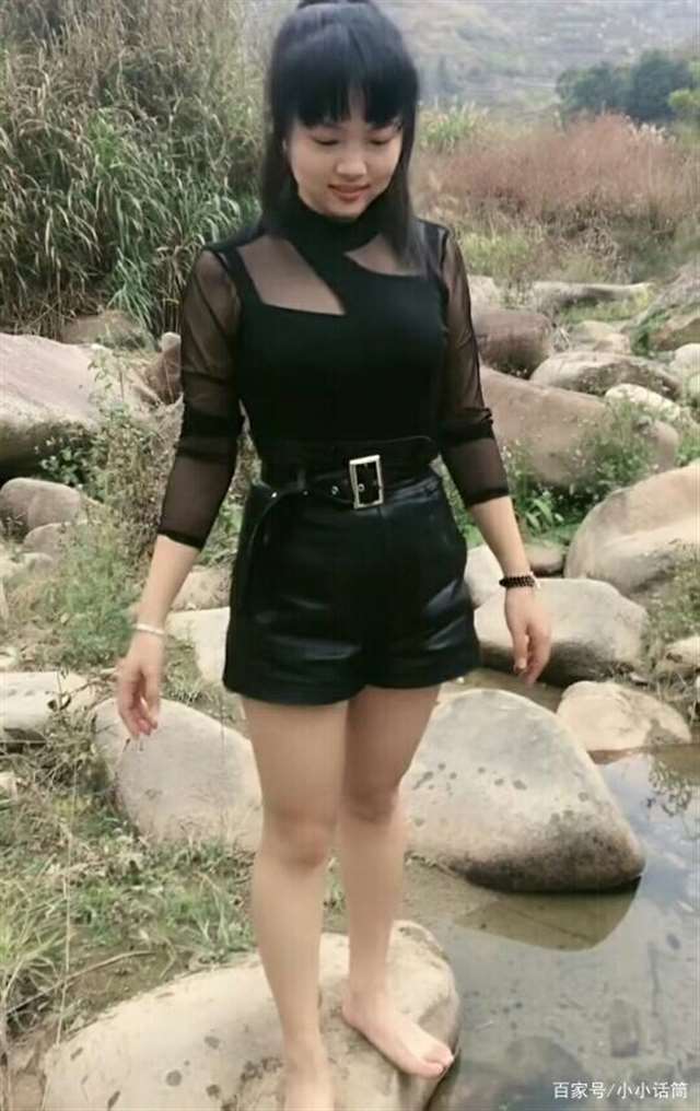 纯朴的时尚的乡下美女