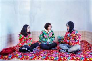 坐在大炕上 by bikego黄泽  别忘了再起个早,在村里找一片空地,玩