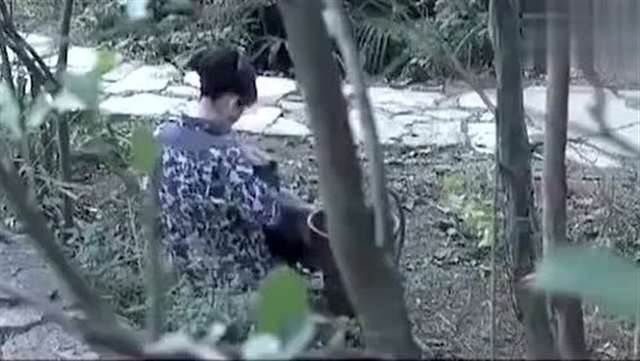 《边城汉子》寡妇美女树林里喂小孩吃奶,被人偷看喔