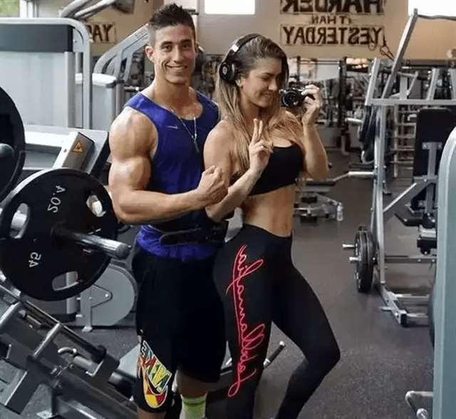 翘臀美女教练拥有大胸翘臀,秒杀男屌丝!