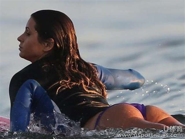 美女运动员海滩裸身冲浪 性感脱裤翘臀惹人犯罪