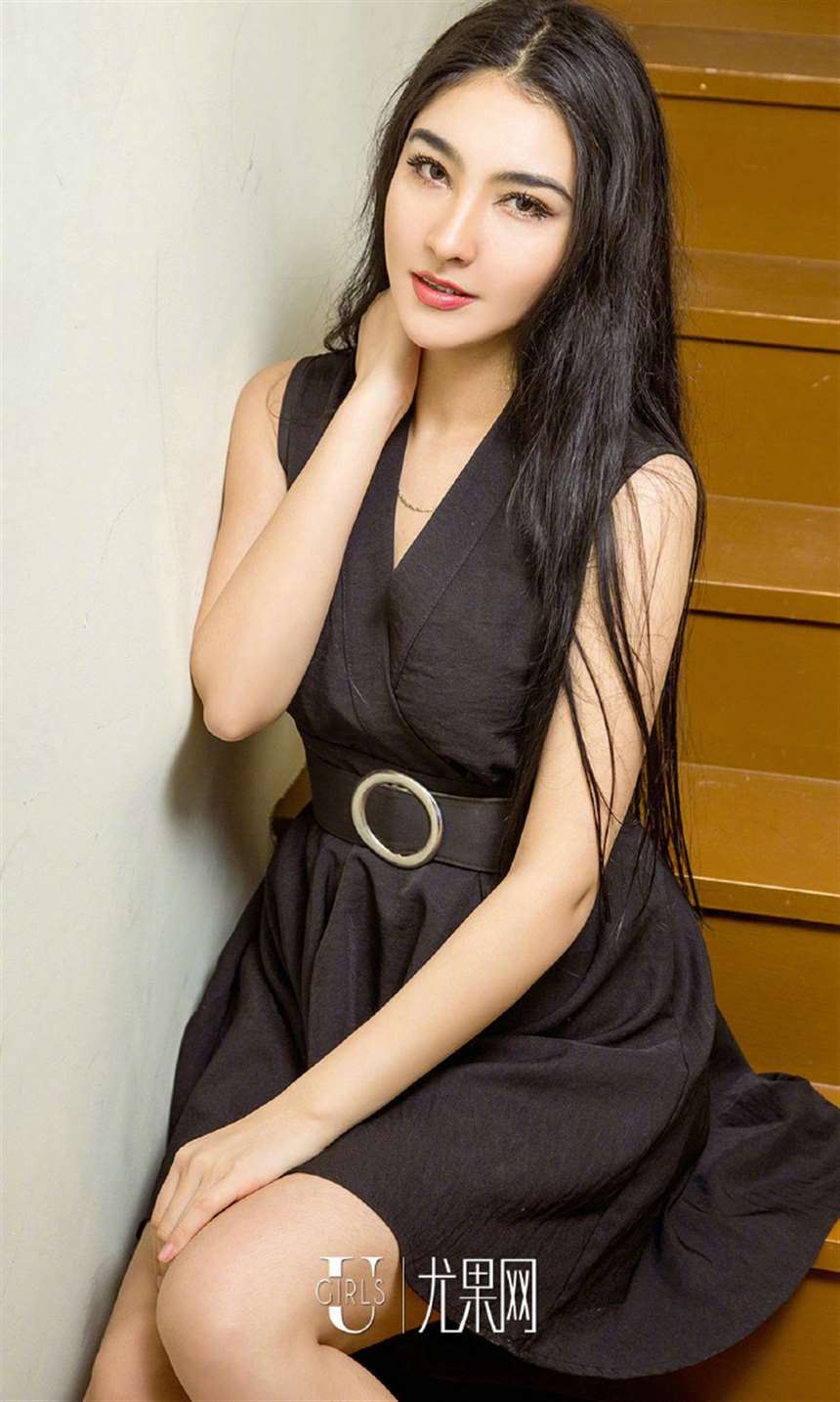 大胸美女低胸装傲人胸围性感尤物大胆写真图