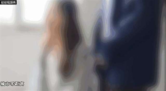 中山美女搭公交遭变态男侵犯!男子拉开裤链,不断用手.