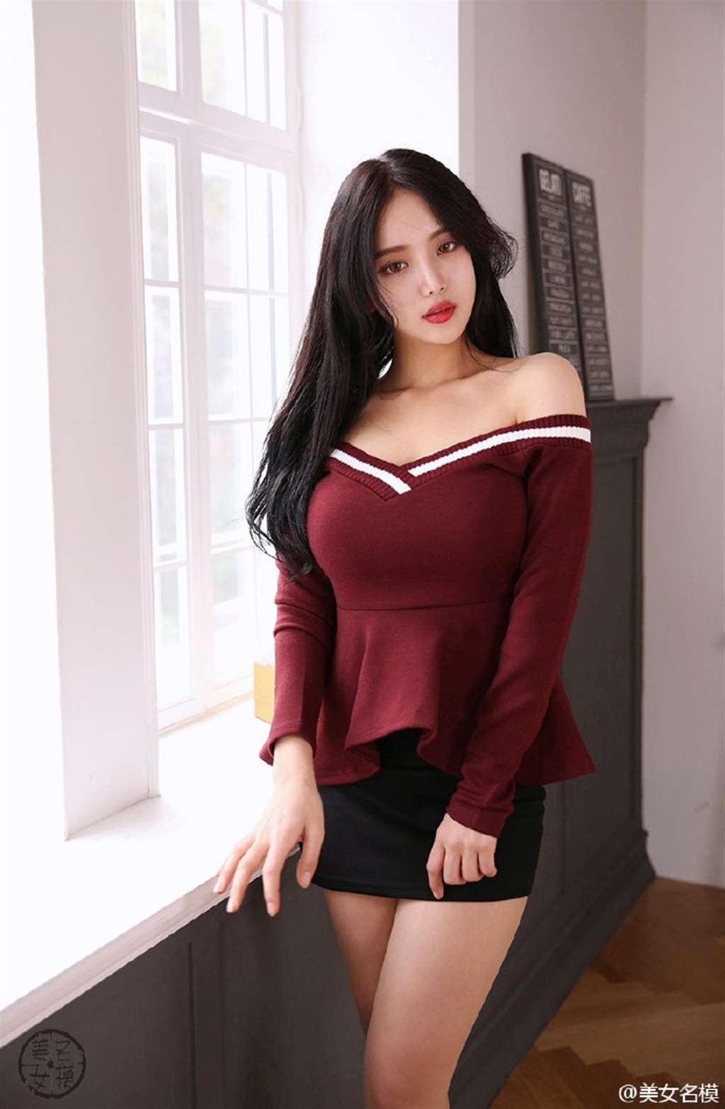 大胸美女小露香肩爆乳性感写真图片