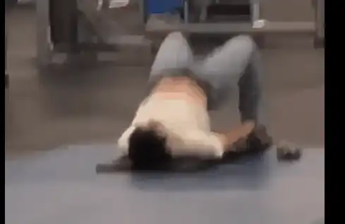 和能做一字马的翘臀美女一起训练是种什么样的体验