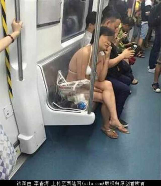 深圳女子穿内衣坐地铁