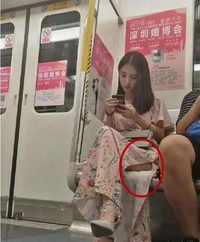 姑娘穿旗袍乘地铁千万注意坐姿,都被别人看光了