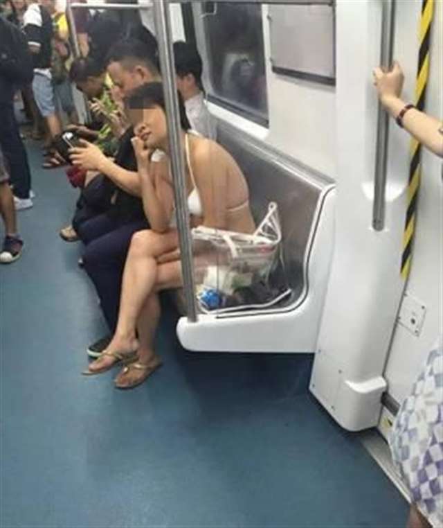 女子坐地铁只穿内衣内裤,画面不忍直视,让乘客纷纷捂脸!