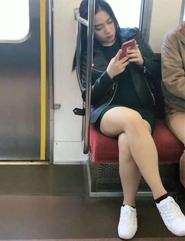 老人带孩子坐地铁,小女孩居然全身只穿一条短裤