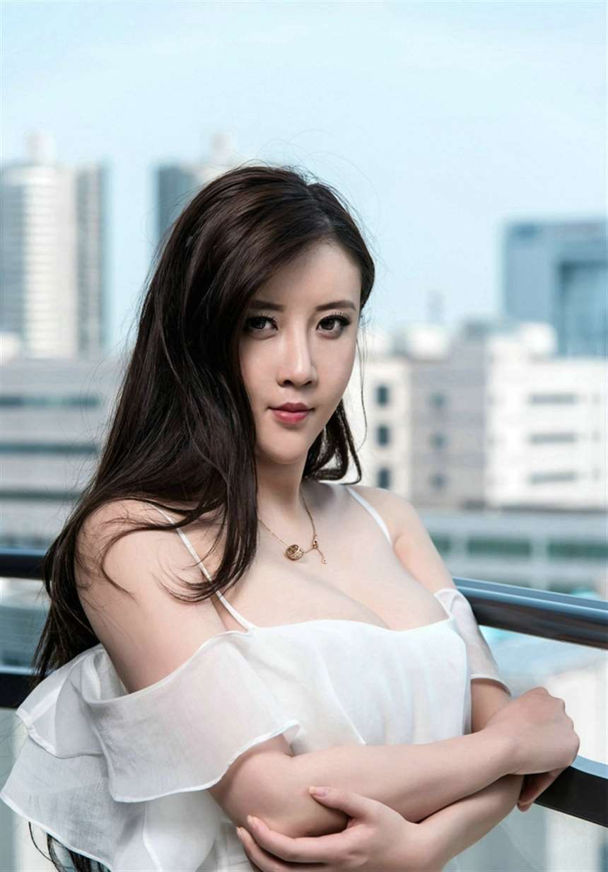 性感巨乳尤物美女大胸爆乳蕾丝吊带裙激情大胆诱惑写真