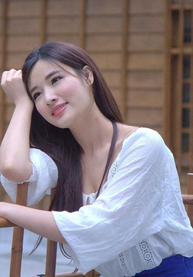 街拍一位丰满熟女:白色上衣搭配蓝色裙,气质高雅