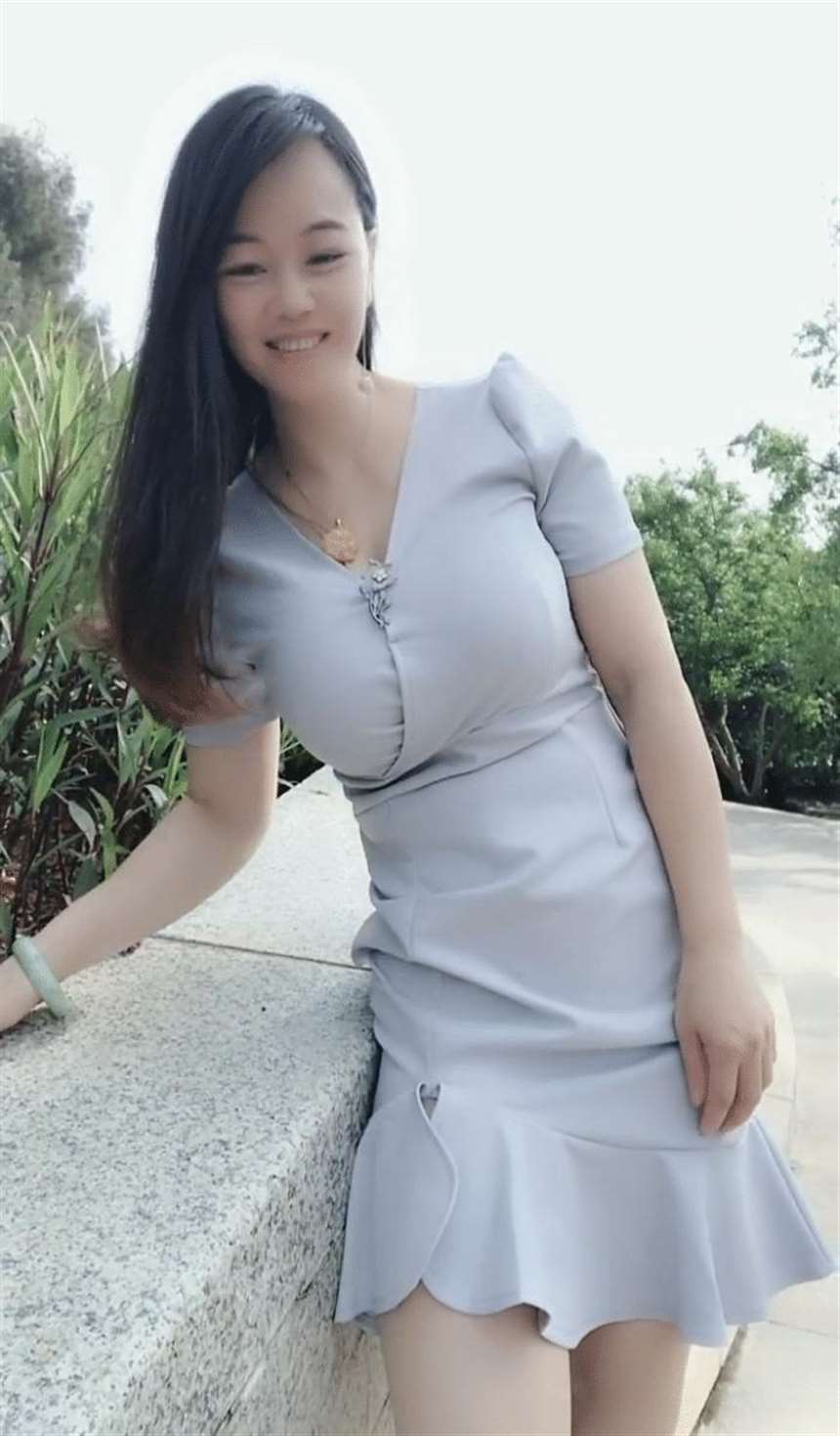 丰腴的辣妈美少妇穿连体裙就是好看,感觉像18岁的初恋
