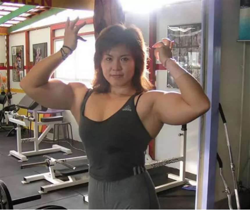 日本50岁大妈还坚持健身,为了成为职业健美运动员放弃