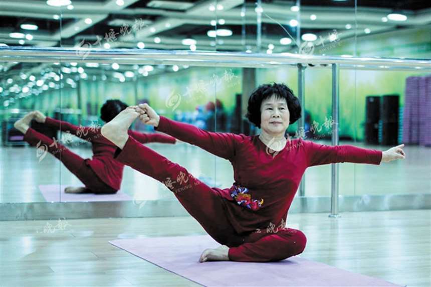 六旬大妈轻松玩转健身房器械 锻炼近5年感觉自己越来越年轻