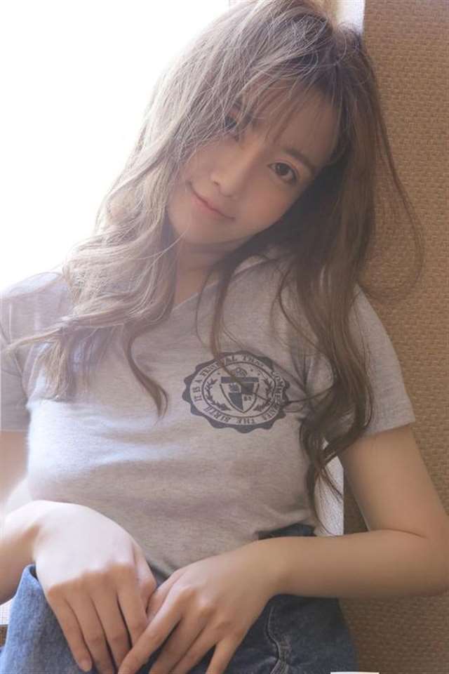 漂亮的小姐姐 卧蚕长卷发颜神麻豆@艾西ashley 清纯写真图集