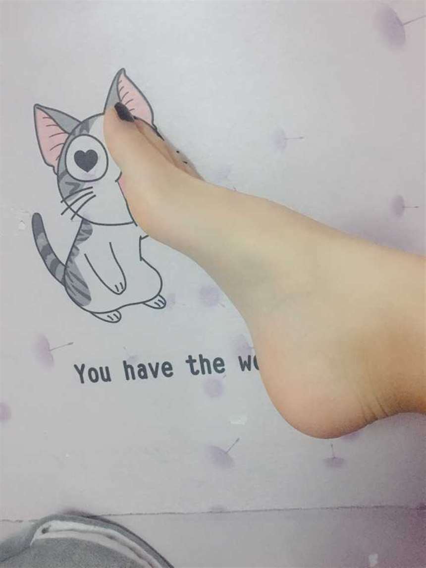 想答一下,一直自恋得觉得足弓很好看啊