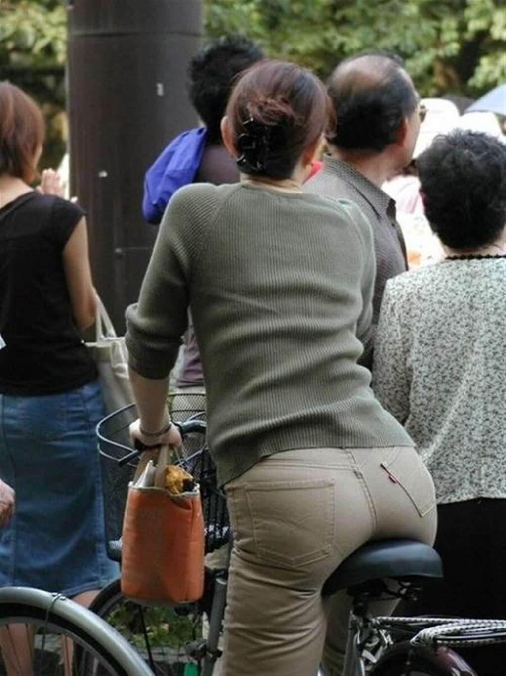 街拍翘臀骑车熟女