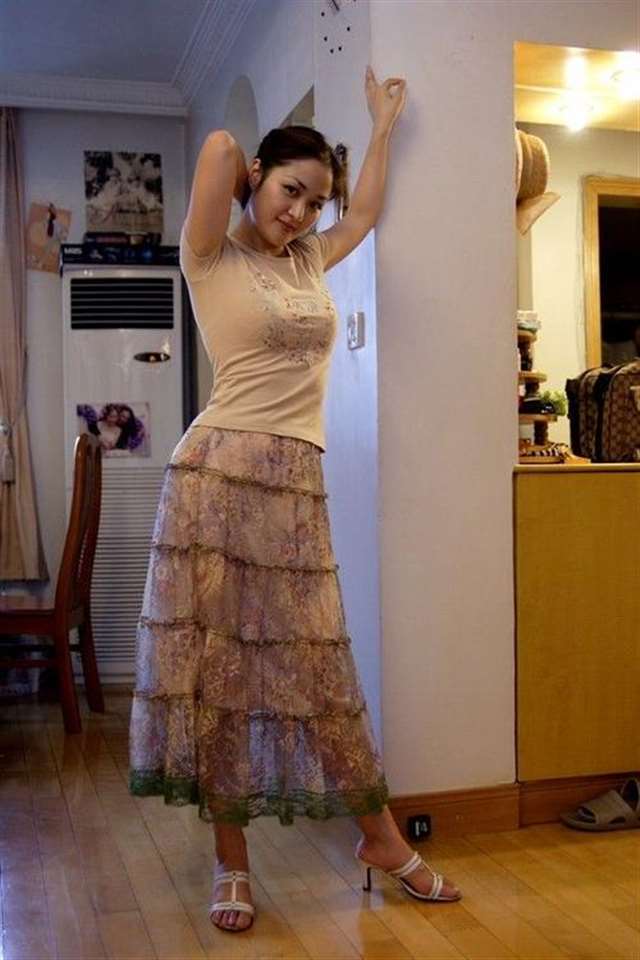 红艳艳的娇丝绒,俏姿姿的靓女人!