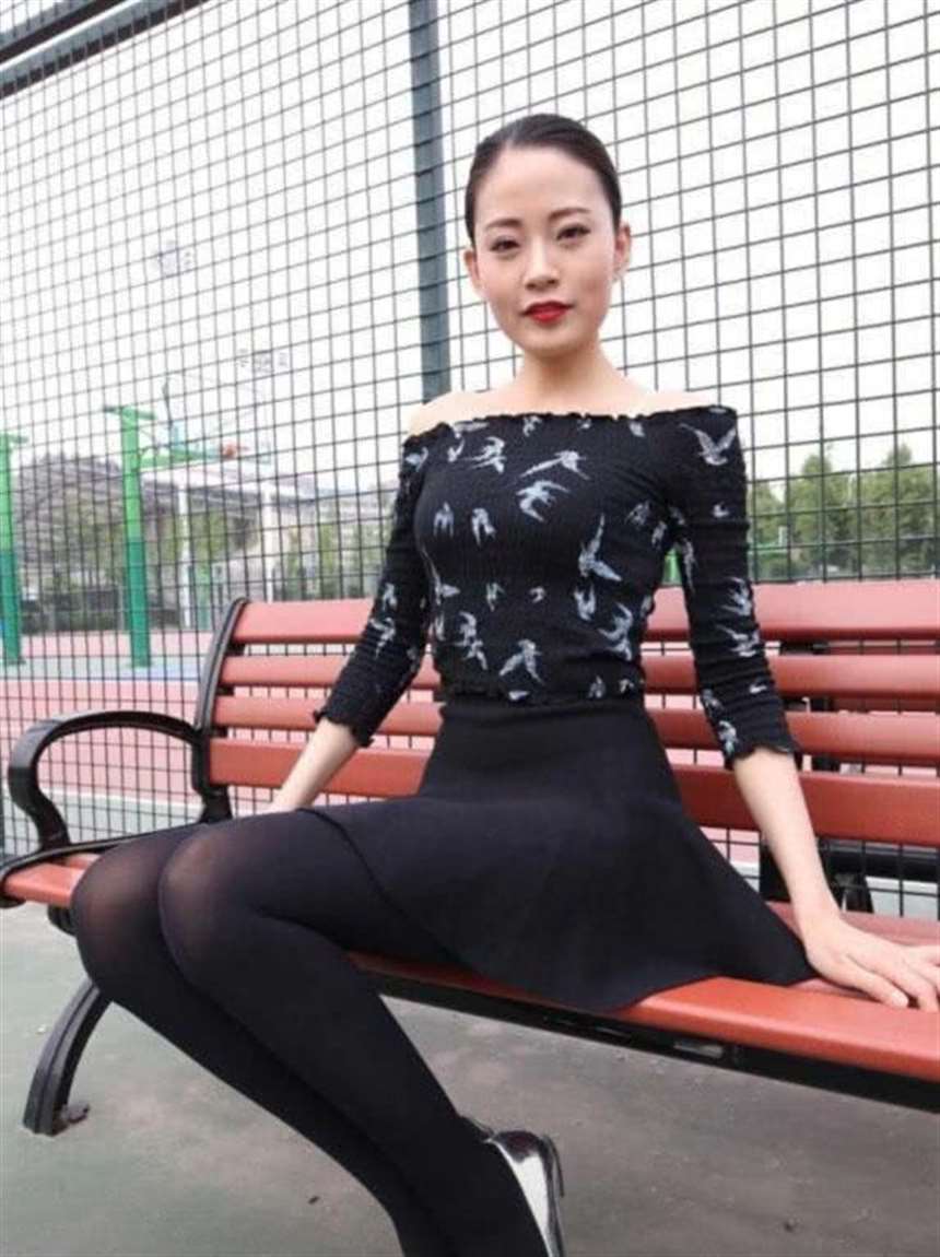 黑丝袜一字肩束身衣,风韵犹存