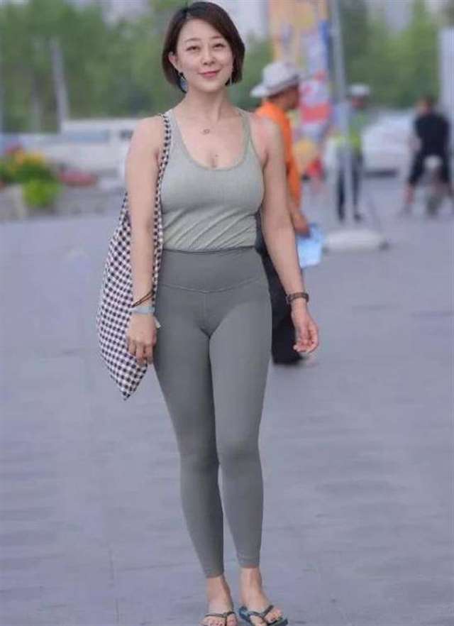 街拍:静如处女的小姐姐,一件白色短袖配灰色百褶裙,青春气质美