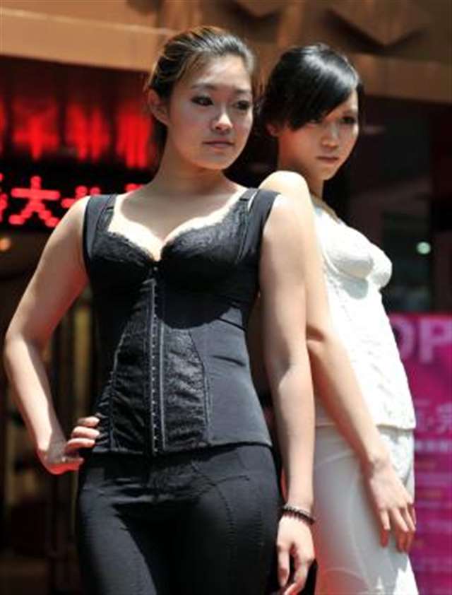 莱特妮丝登陆绍兴 女人街上演内衣秀