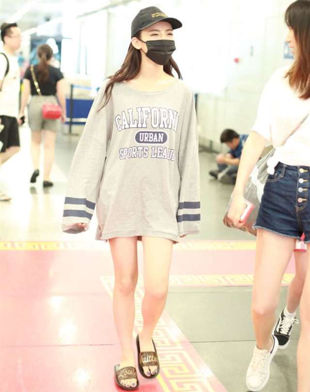 杨超越红这么快终于栽了一次,穿锤子鞋脚大45码,腿也短!