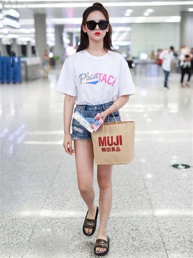 杨超越的脚丫特写