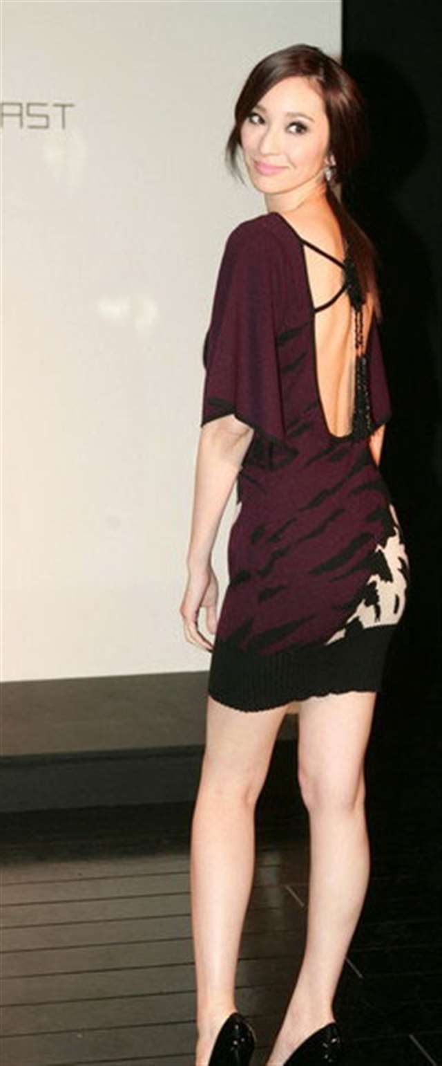 身姿婀娜展风采 吴佩慈真空秀美背艳压全场(图)