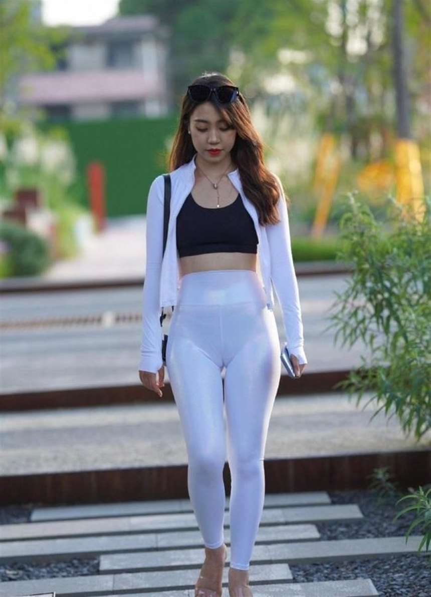 小姐姐穿白色瑜伽裤,鼓包形状好显眼,性感诱人