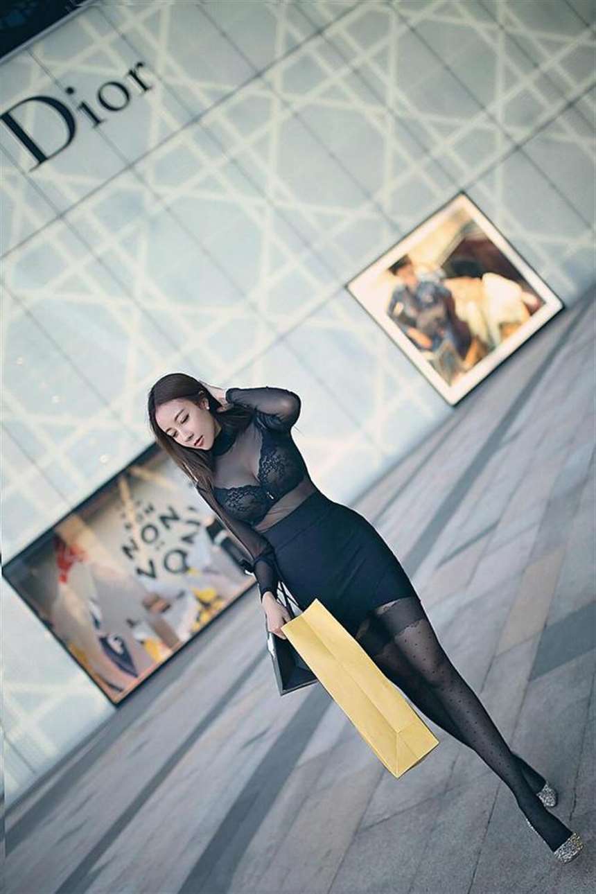 不想再走清纯风丝袜加短裙穿出熟女的风采好像在哪儿见过