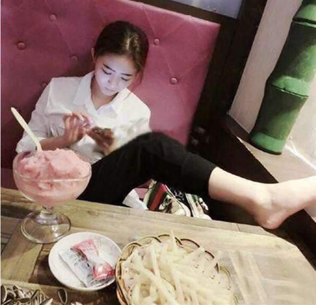 跟网恋的美女第一次现实见面,就把脚翘得这么高,这是在暗示着什么呢