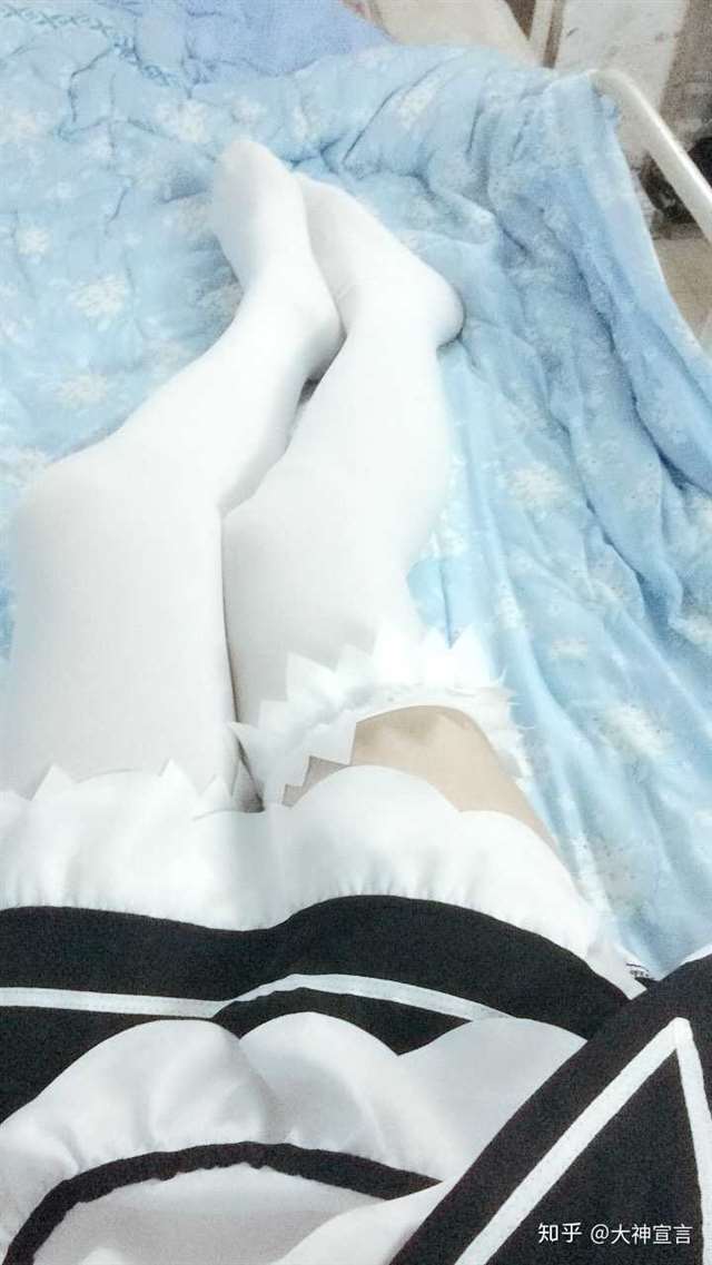 大概是因为相对比其他颜色的袜子白丝显得不太日常而且显眼…(我所在