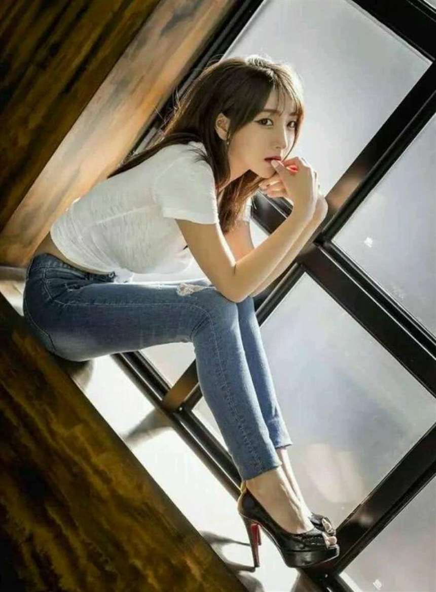 女生穿搭紧身牛仔裤,突出视觉上的长腿,上半身效果很好!