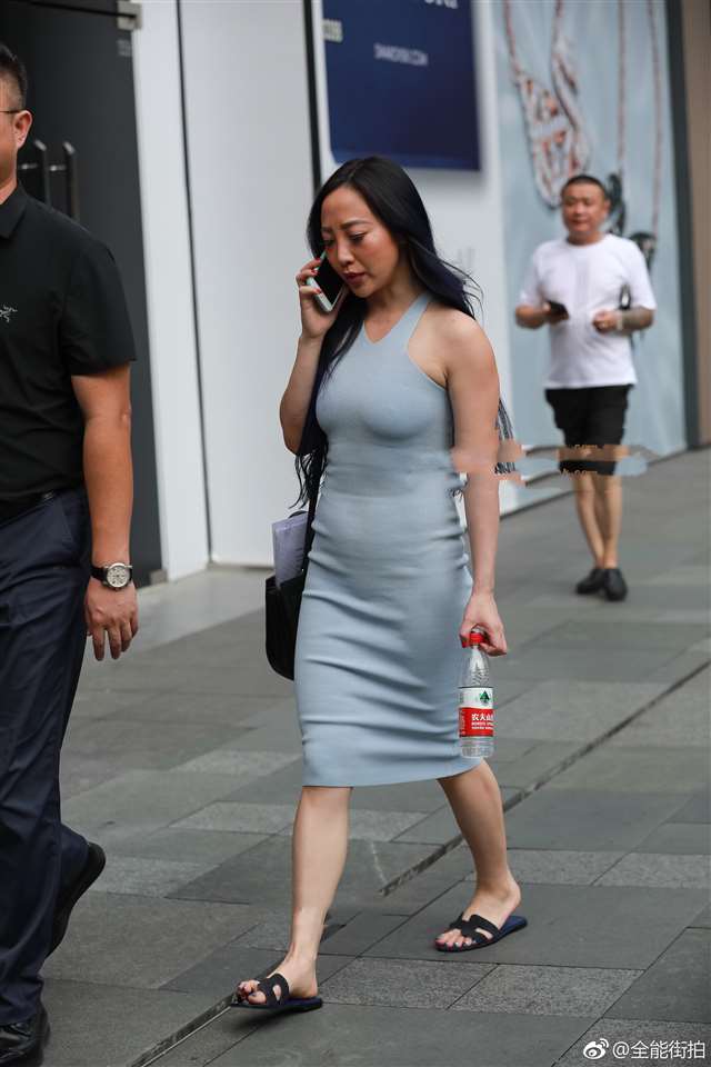 美女穿蓝色连衣裙步履优雅,演绎熟女独有的女人味