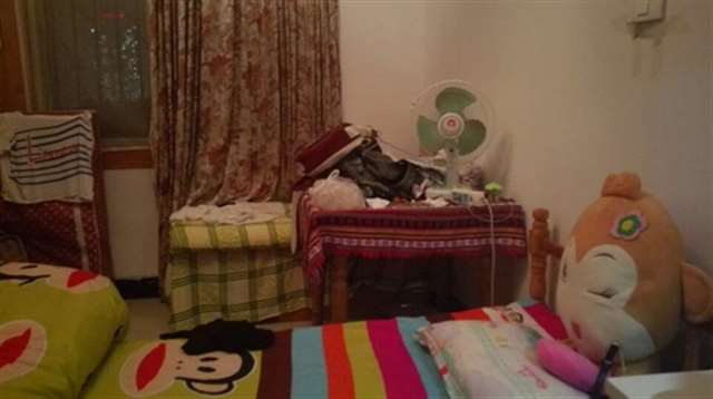 房间有点乱,最近有点忙,晚上拍的,收拾一下就蛮好了