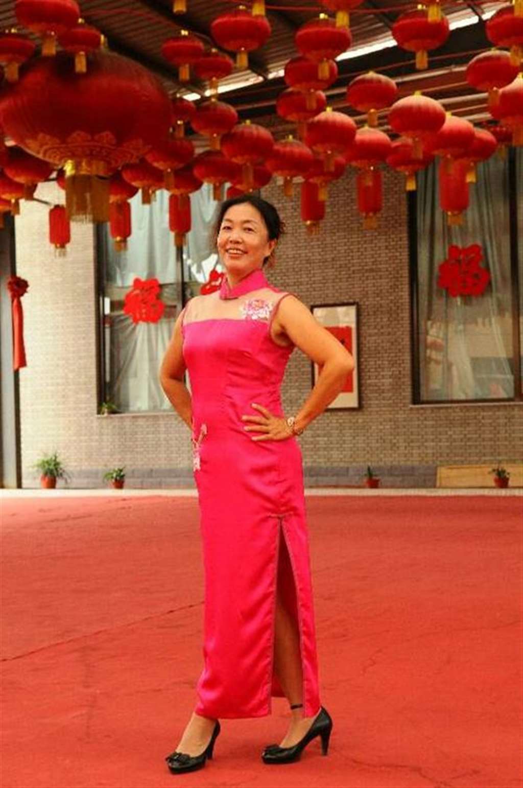 佳人着旗袍,风韵笔难描.